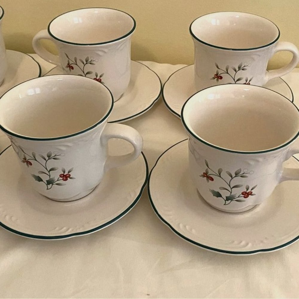 6 Winterberry Teacup Set: Cups with Platters